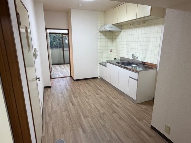 居室・リビング　出入りしやすい中央に位置したDK