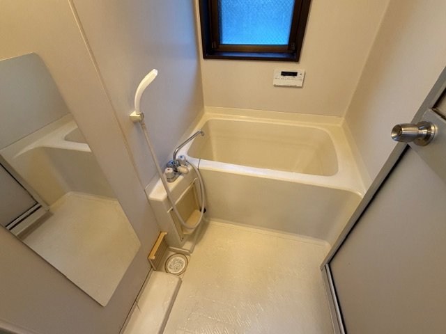 バス・シャワールーム　窓付きで換気に配慮された浴室