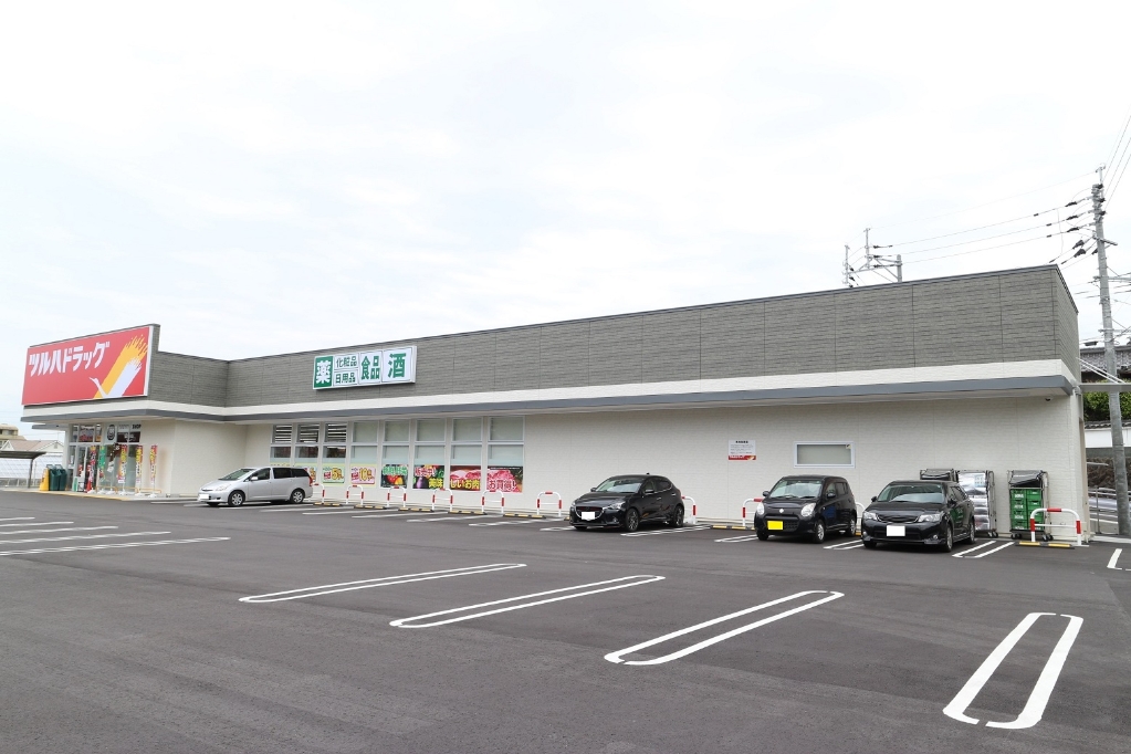 ドラックストア　【ツルハドラッグ小倉熊谷店】（ドラッグストア）まで375m