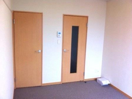 居室・リビング　２Ｆは床が絨毯