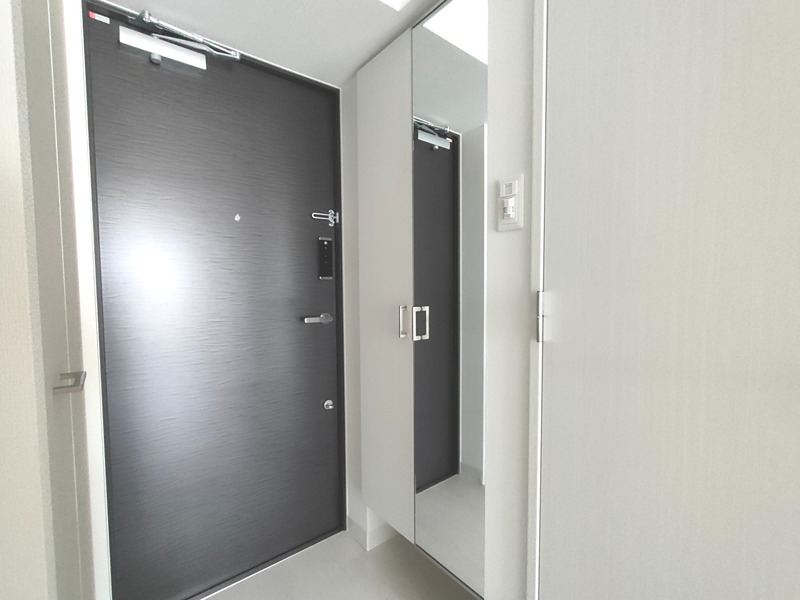 玄関　同物件別部屋写真