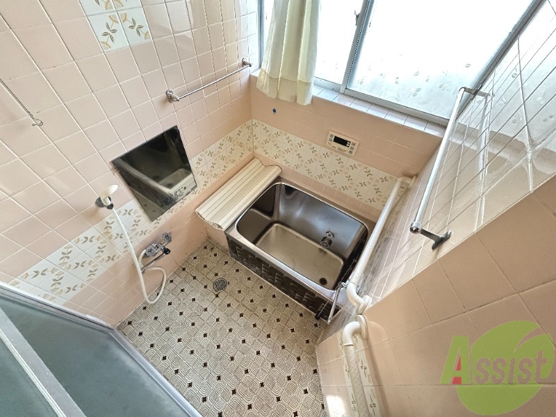 バス・シャワールーム　浴室はこちらです。シンプルな作りになっております。