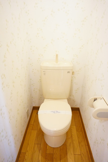 トイレ　※補修前の参考画像の為、設備等は現況優先。