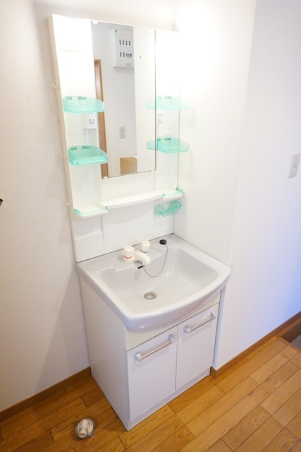 洗面設備　※補修前の参考画像の為、設備等は現況優先。