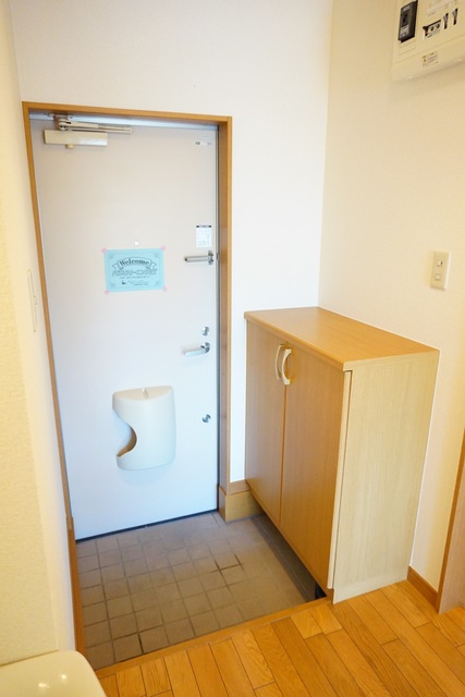 玄関　※補修前の参考画像の為、設備等は現況優先。