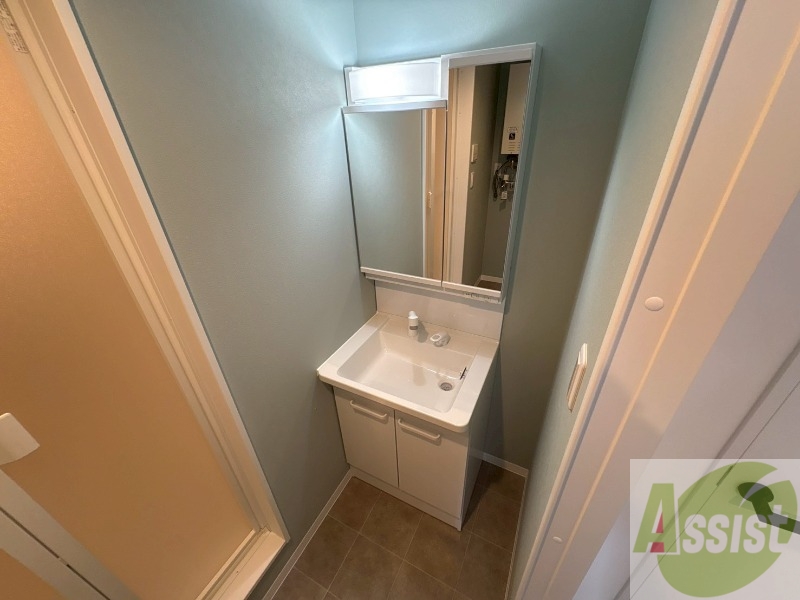 洗面設備　大きくて使いやすそうな独立洗面台になっています。