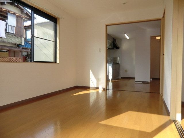 居室・リビング　２面採光南東向き洋室