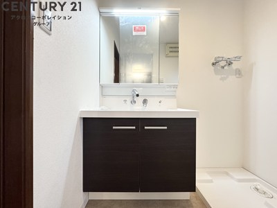 洗面設備　収納スペース豊富な洗面所です。