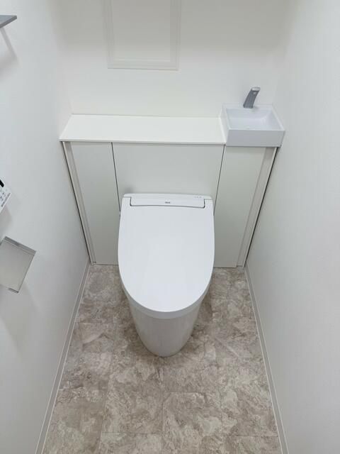 トイレ　落ち着いた色調のトイレです