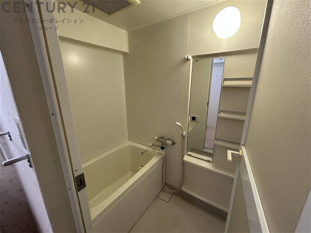 バス・シャワールーム　収納豊富な浴室です