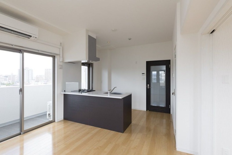 居室・リビング　白の壁紙で明るいリビングです