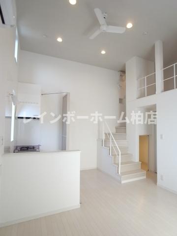 居室・リビング　こちらのリビングで趣味の時間をお楽しみください