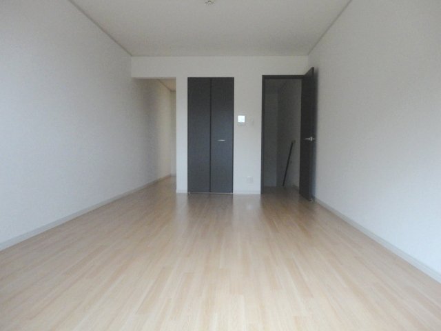 収納　落ち着いた色調の洋室です