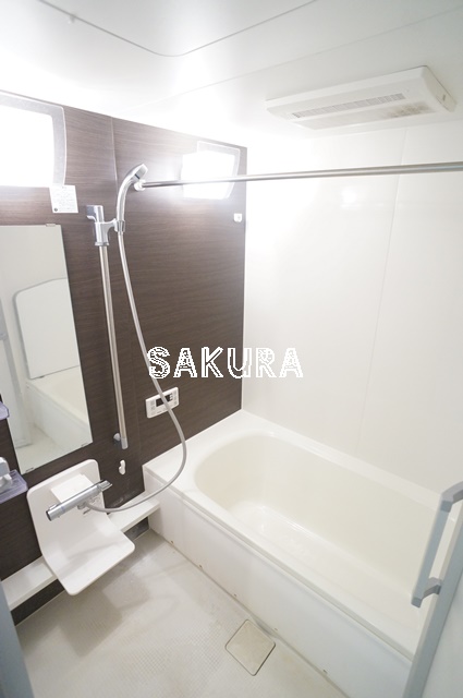 バス・シャワールーム　嬉しい追い焚き・浴室乾燥機付きです♪