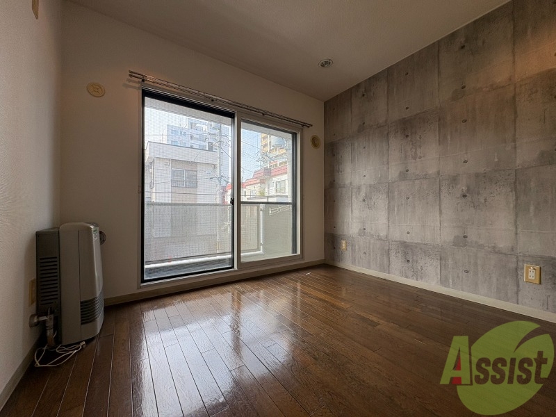 居室・リビング　５帖の洋室です。広々として、きれいですね。