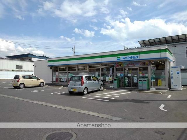 コンビニ　ファミリーマート（コンビニ）まで747m