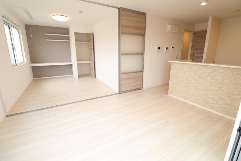 居室・リビング　リビング12.2帖と洋室5.5帖