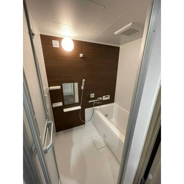 バス・シャワールーム　バストイレセパレートタイプのシンプルな浴室です！