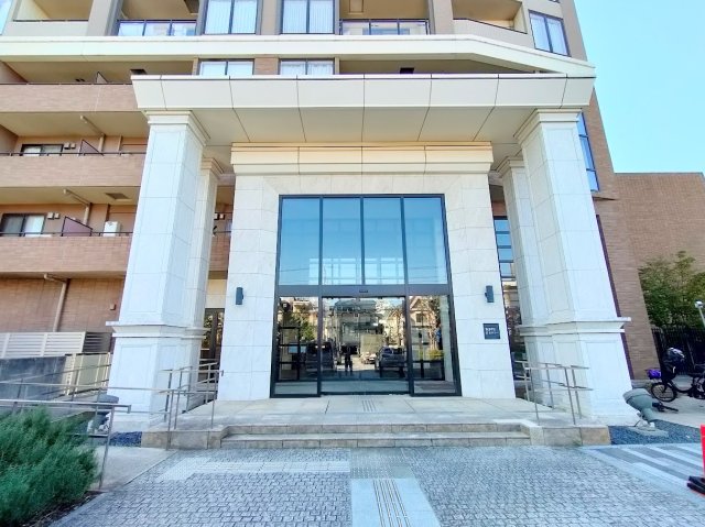 エントランス　落ち着いたエントランスです