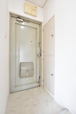 玄関　同物件、別号室の写真です。