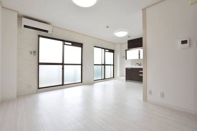 居室・リビング　同物件、別号室の写真です。