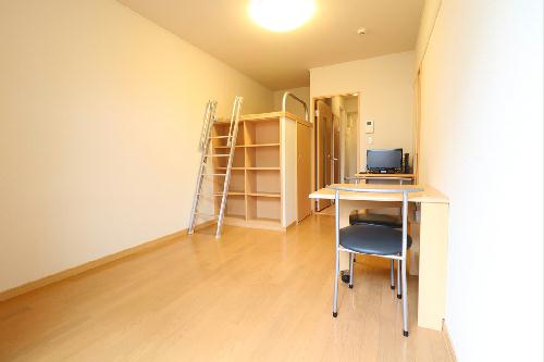 その他部屋・スペース　居室のテーブルは折りたたみ可能です。