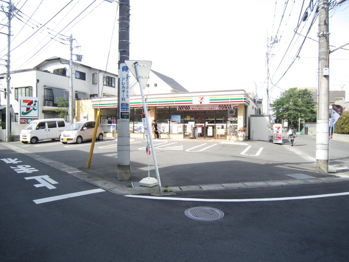 コンビニ　セブンイレブン（コンビニ）まで486m