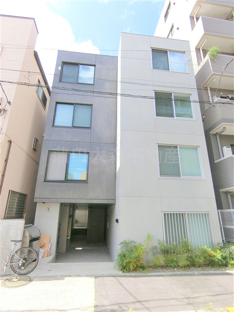 建物外観　2023年1月築　RC鉄筋コンクリート造地上4階建て総戸数1