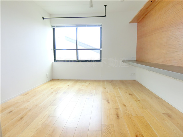 居室・リビング　広々とした印象の洋室6.6帖　写真右側の大きなカウンターデス