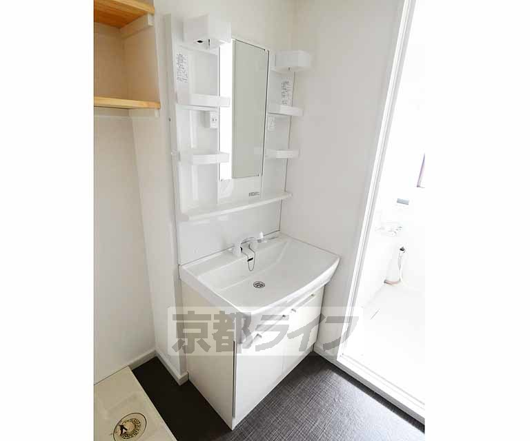 洗面設備　独立洗面台になります。