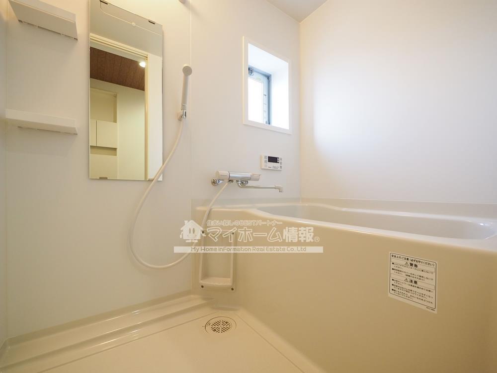 バス・シャワールーム　窓付きでカビ予防に効果的！便利な棚付き！