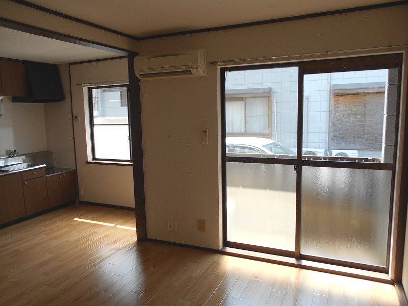 居室・リビング　エアコン付きの明るいお部屋です