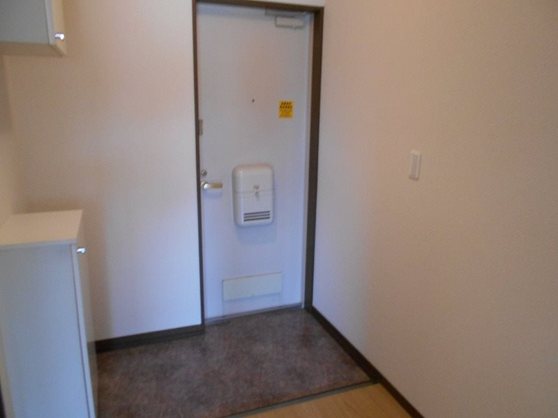 玄関　コンパクトな下駄箱があります