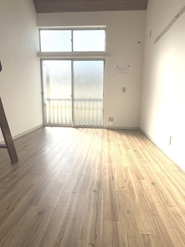 居室・リビング　窓が大きく明るい室内です