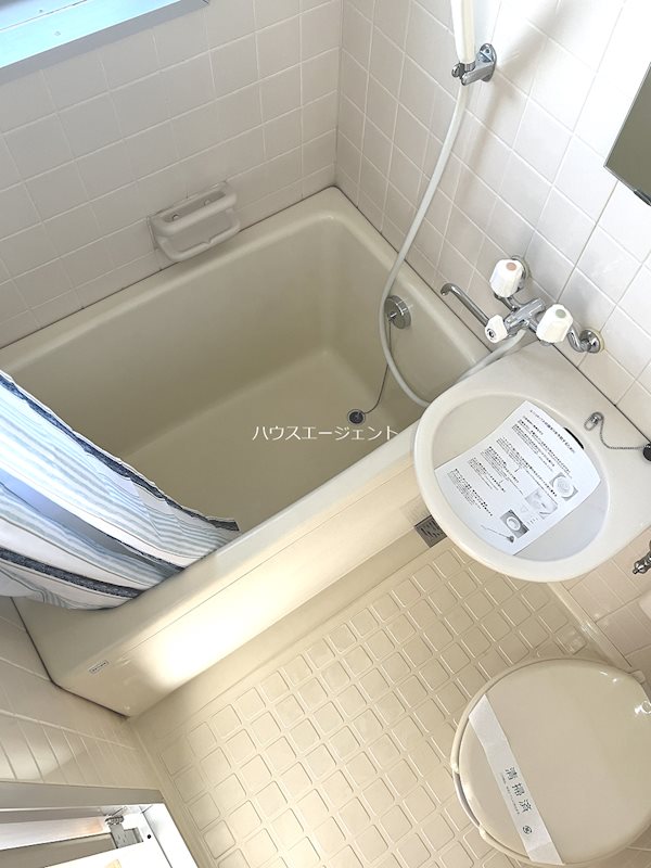 バス・シャワールーム　お風呂にも窓あります。換気良好