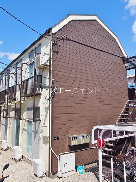 建物外観　白と茶色のスッキリした外観