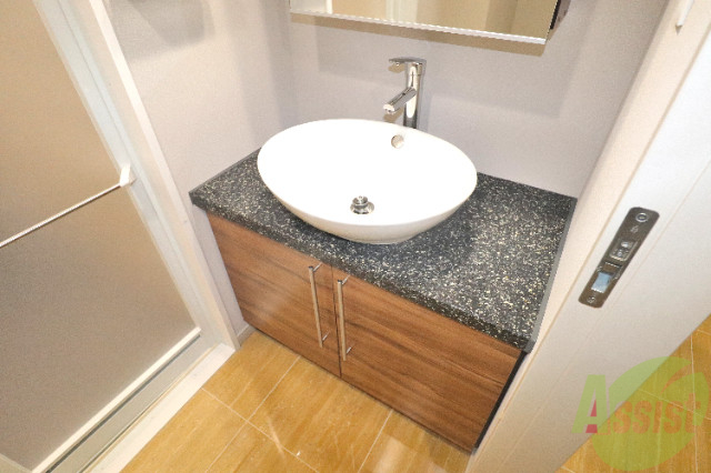 洗面設備　おしゃれな洗面台！鏡の後ろは収納です！