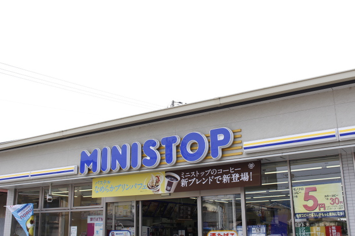 コンビニ　MINI　STOP（コンビニ）まで560m