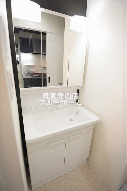 洗面設備　三面鏡独立洗面台！