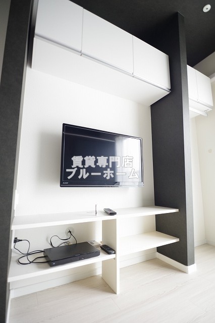 その他　テレビ付きで収納スペースもあります！