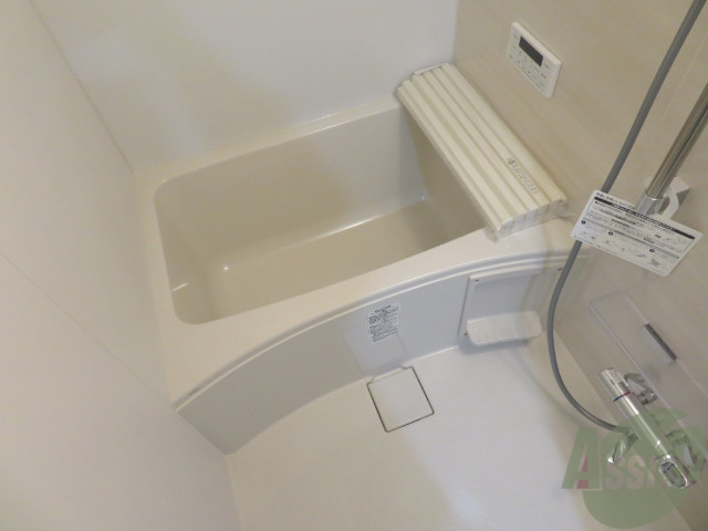 バス・シャワールーム　こちらはお風呂。一日の疲れをここで癒してください。