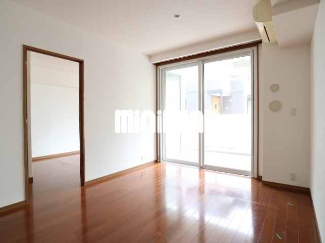 居室・リビング　別号室参考写真です