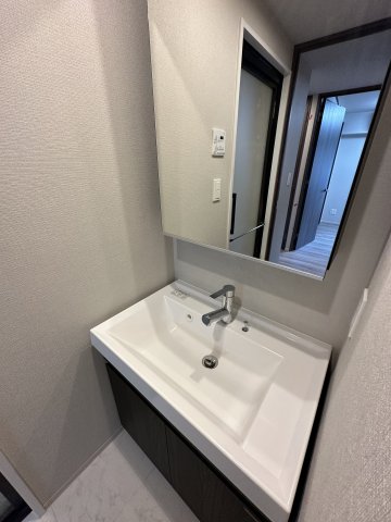 洗面設備　明るい洗面所です