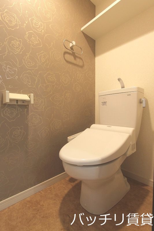 トイレ　画像は別号室タイプの為、現状を優先致します。