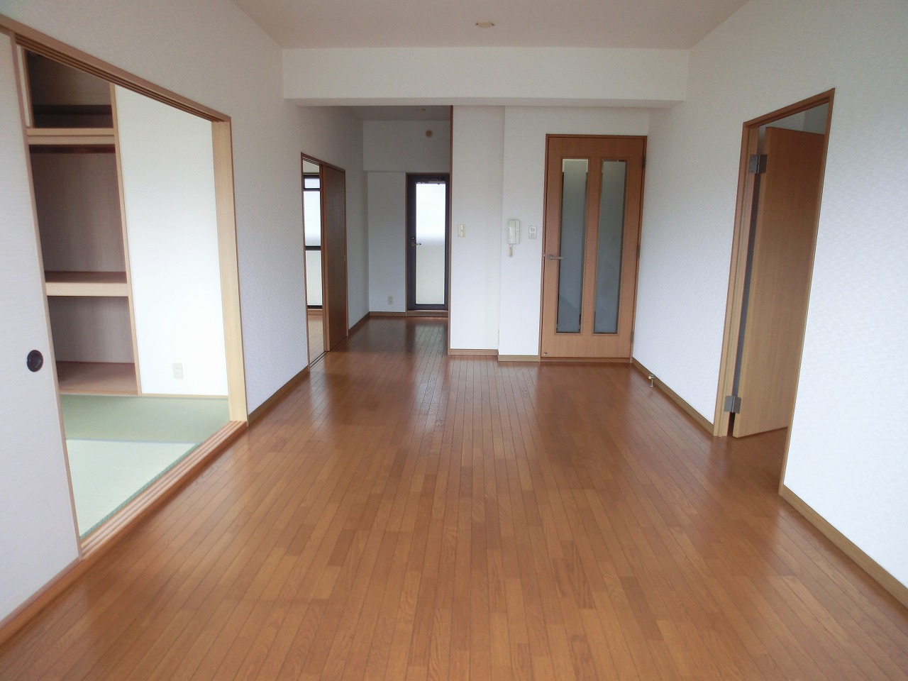 居室・リビング　別のお部屋の写真です。現況を優先します。