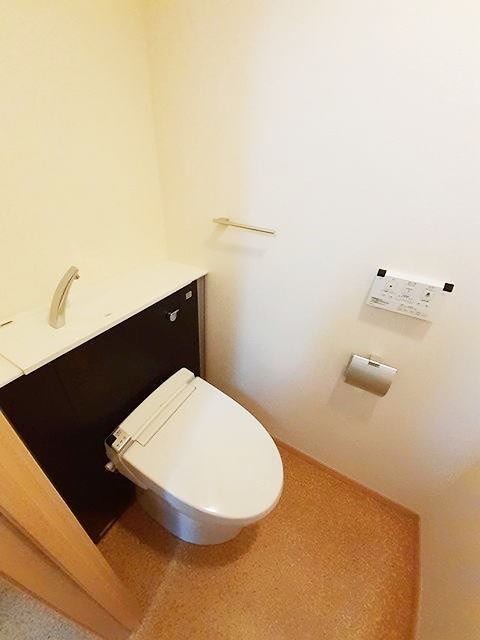 トイレ　ウォシュレット完備です。