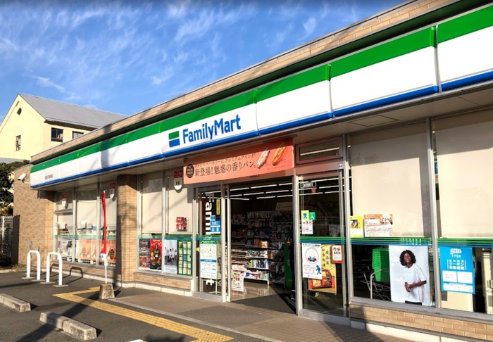 コンビニ　ファミリーマート（コンビニ）まで600m