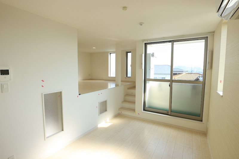 居室・リビング　リビングからロフトスペースに上がれます。