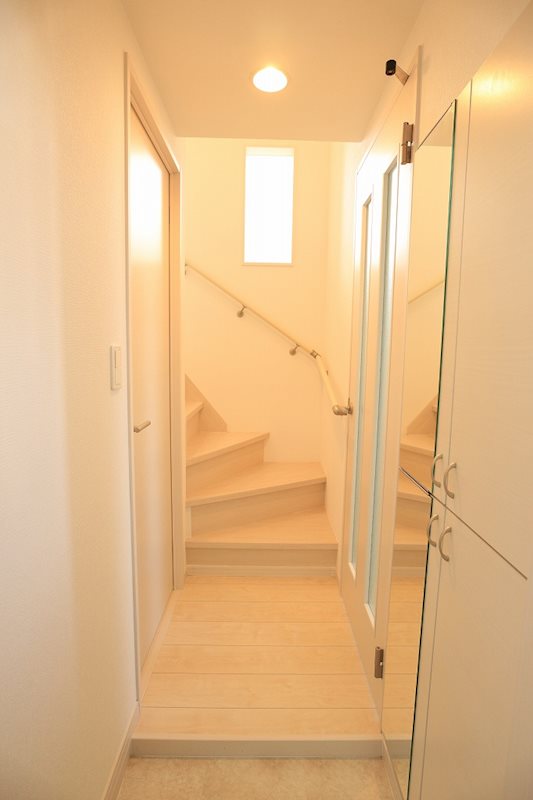 玄関　玄関を開けるとおしゃれな空間が広がっています。