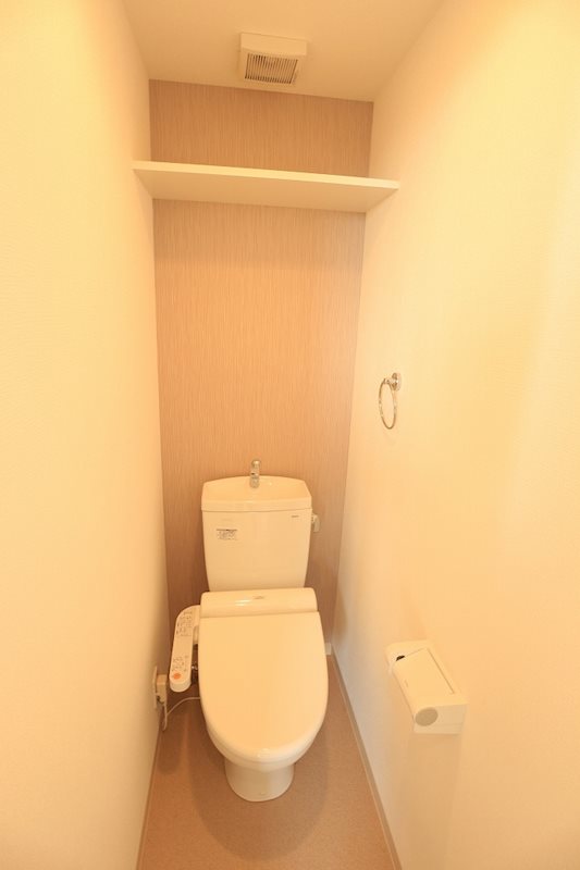 トイレ　温水洗浄便座・収納棚付きです。